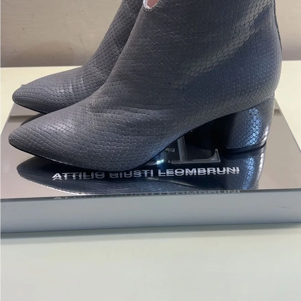 Agl MADE IN ITALY LEATHER Gray Textured Ankle Boots with V-Shaped Opening - Picture 3 of 10